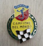 Fregio stemma laterale Abarth "Campione del Mondo" per parafango posteriore Fiat 500